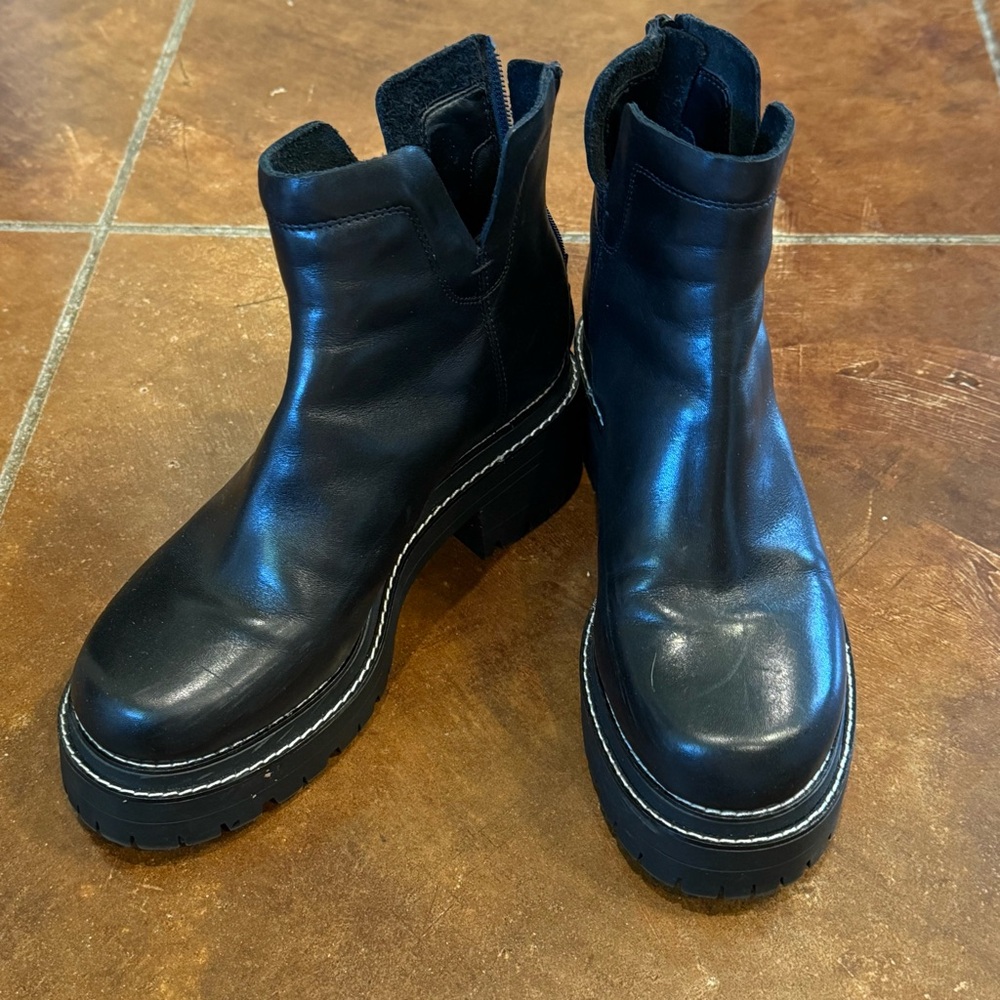Gianni Bini Black Leather Combat, Lug Sole Heel Ankle Boot, Zip up 5.5